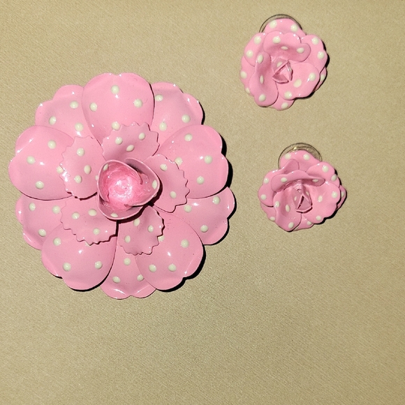 Joan Rivers Jewelry - Joan Rivers Classics Collection White and  Pink Flower Brooch And Earring  Set